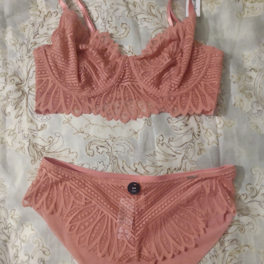 BNWT 34c bra and sz s panties